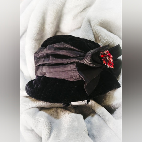 Vintage-Style Alessandra Bacci Bucket Hat with Vintage Red Brooch - Italian - Picture 3 of 6